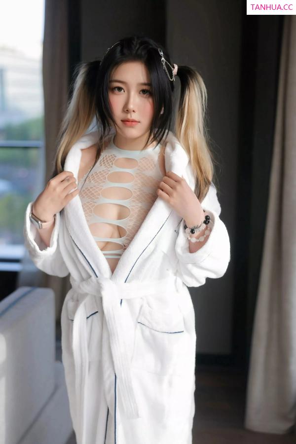 王女郎 Anglica Wang [XiuRen]高清写真图 2025.06.11 No.10394 诺诺Hsu 白色浴袍第7张图片
